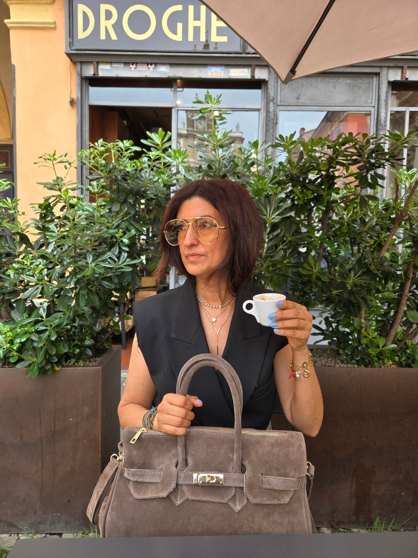 JACQUELINE TORTORA in camoscio