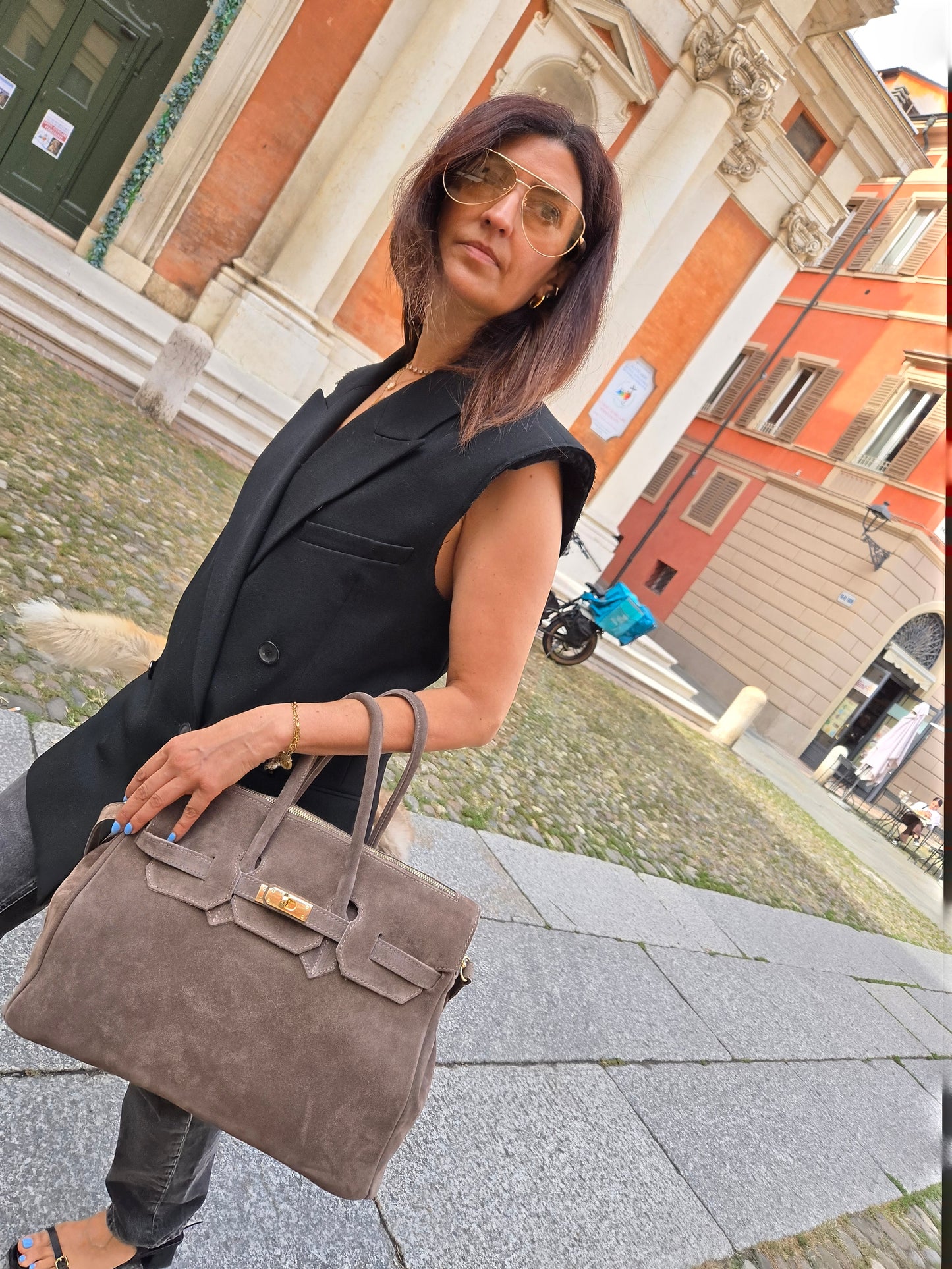 JACQUELINE TORTORA in camoscio