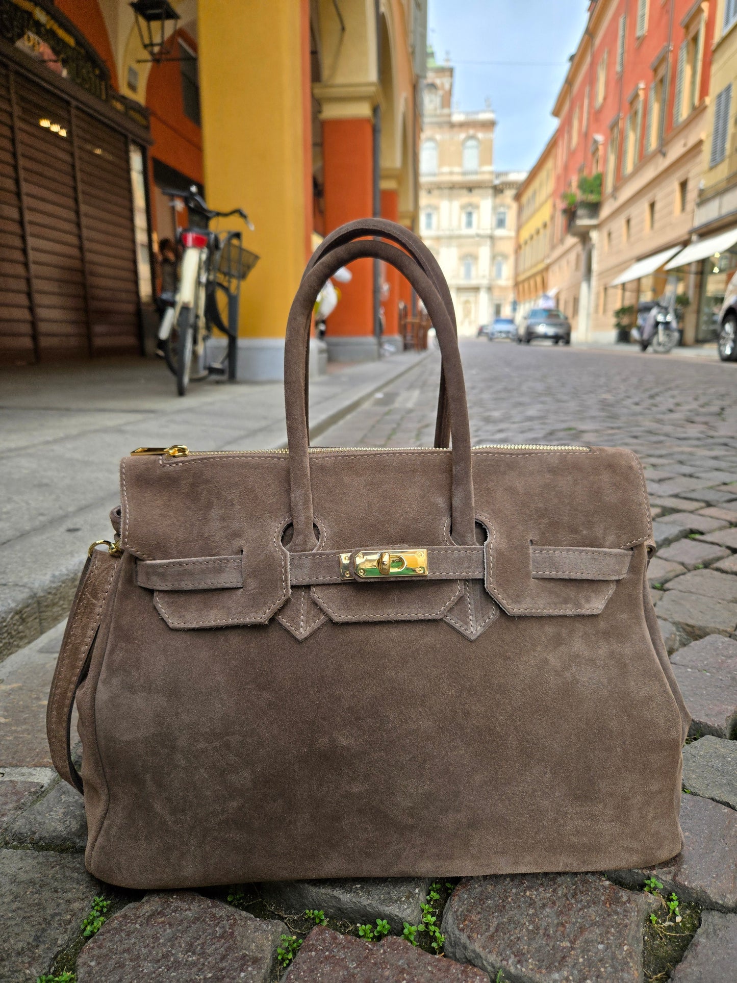 JACQUELINE TORTORA in camoscio