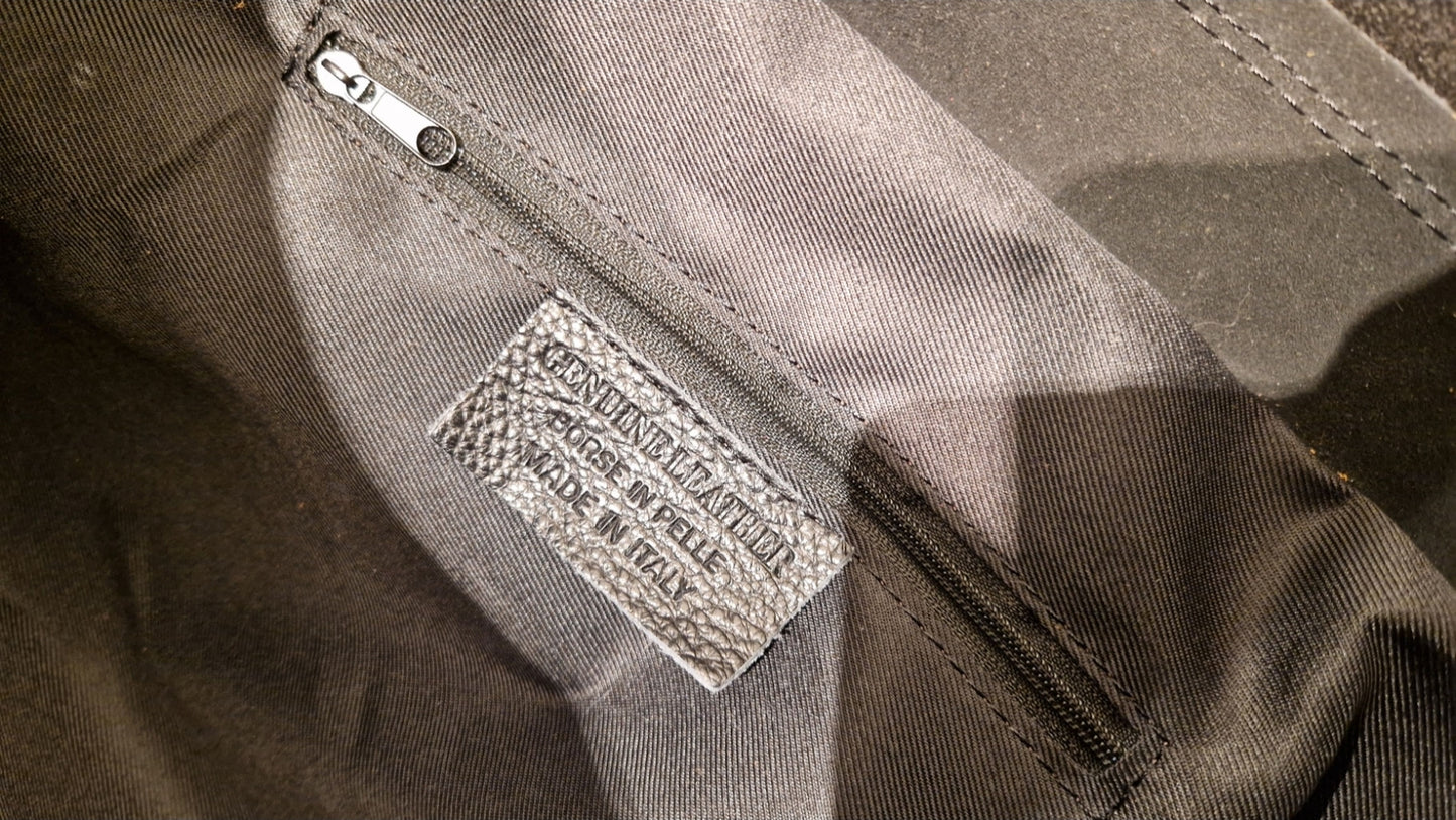 JACQUELINE TORTORA in camoscio