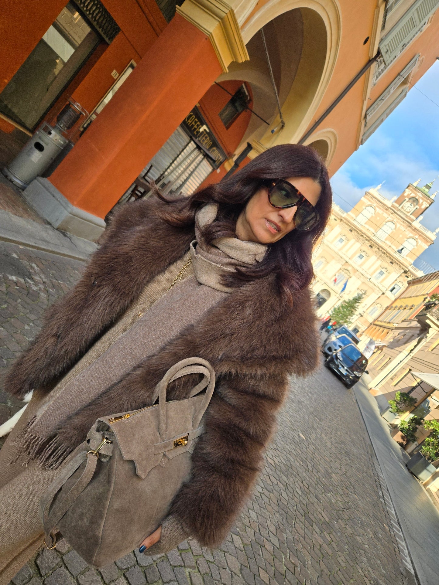 JACQUELINE TORTORA in camoscio