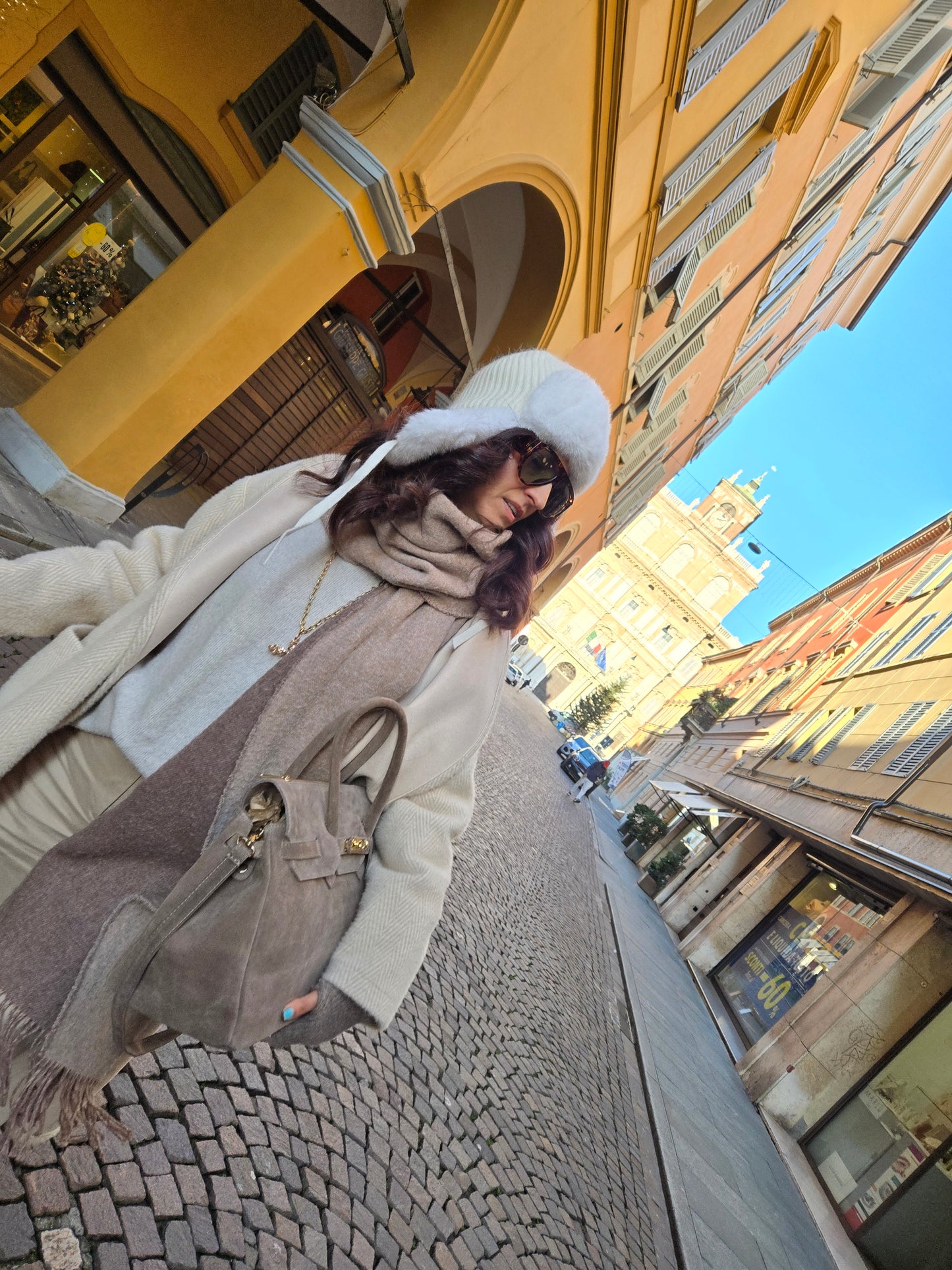 JACQUELINE TORTORA in camoscio