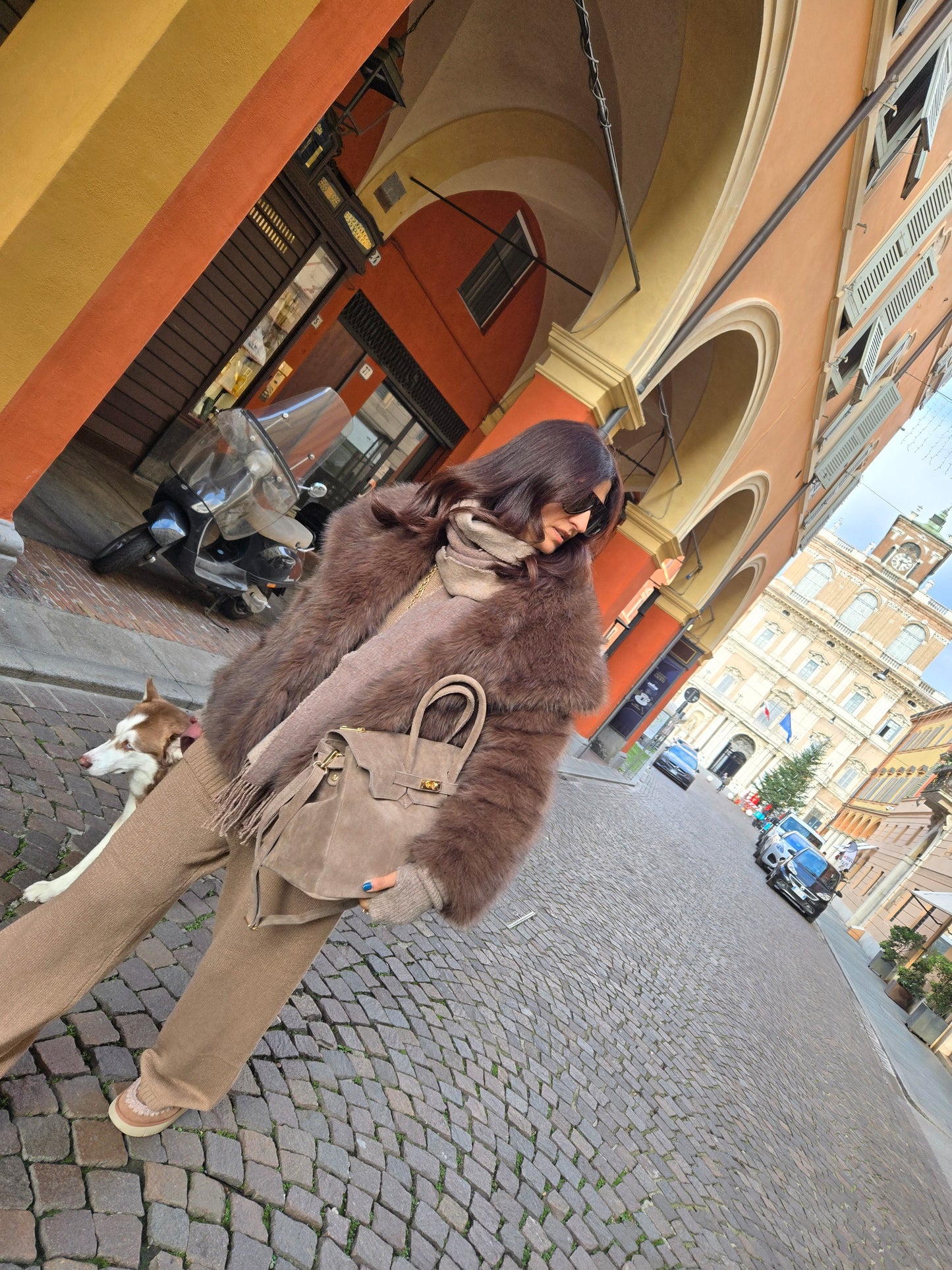 JACQUELINE TORTORA in camoscio