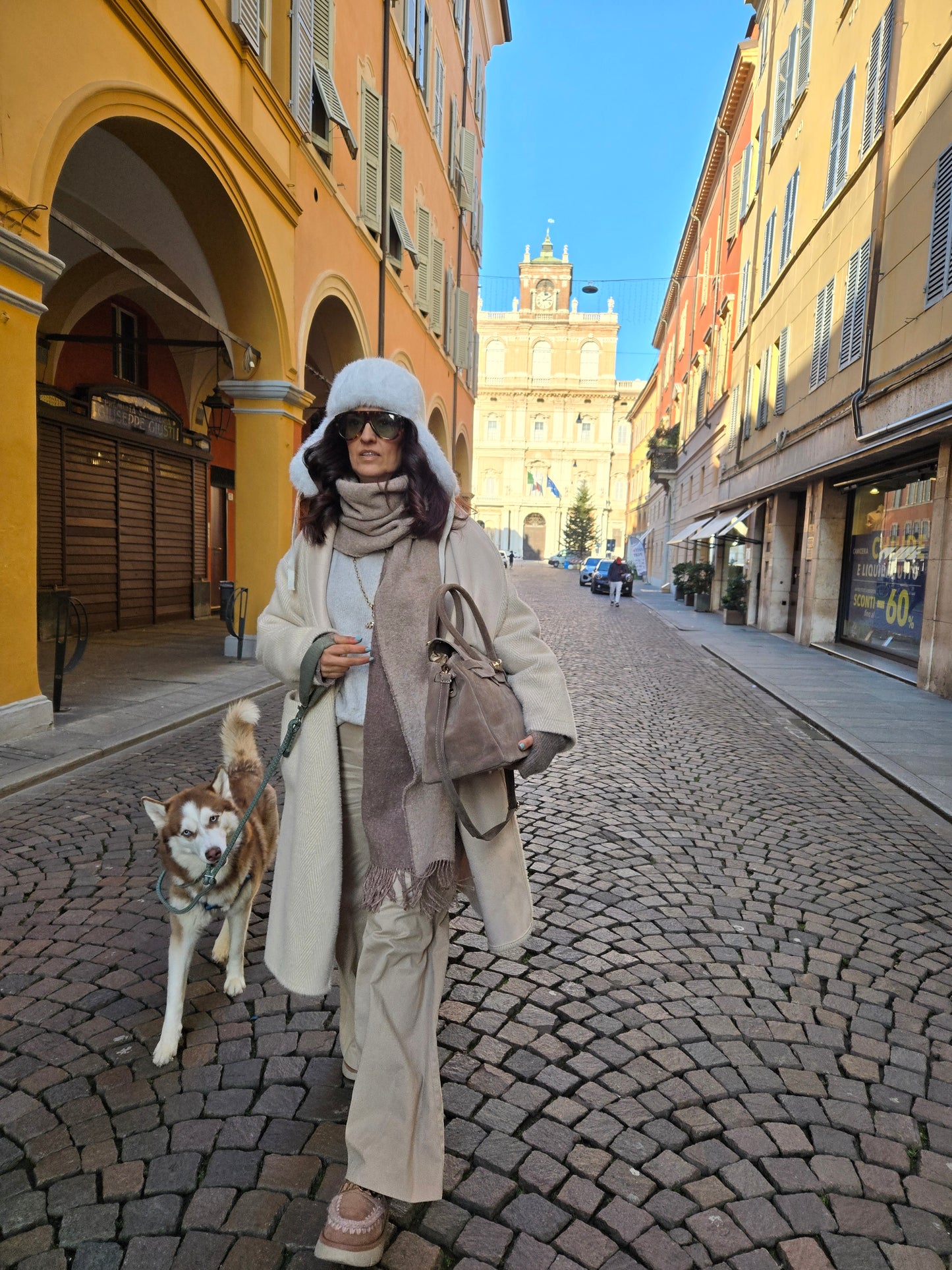 JACQUELINE TORTORA in camoscio