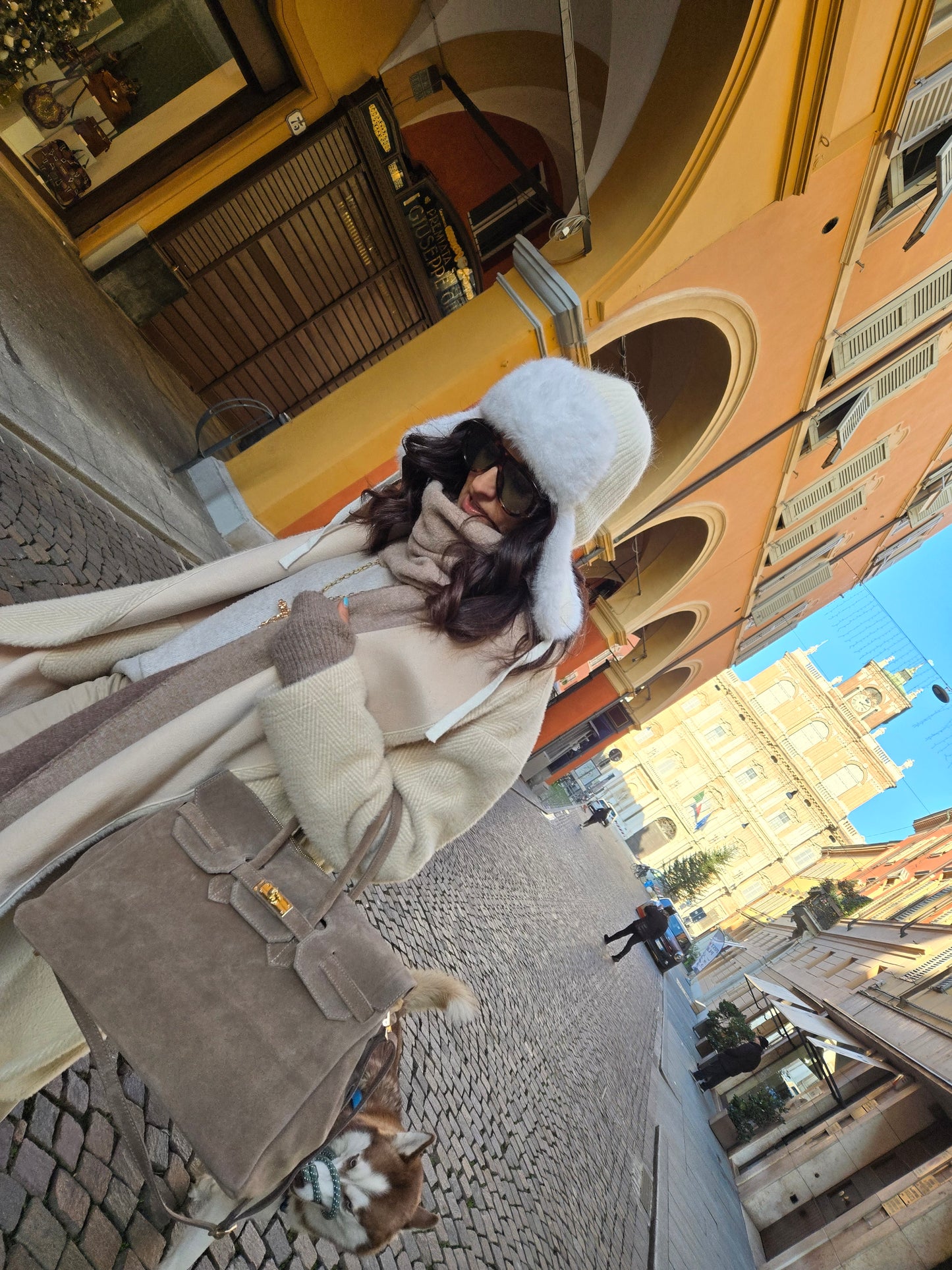 JACQUELINE TORTORA in camoscio