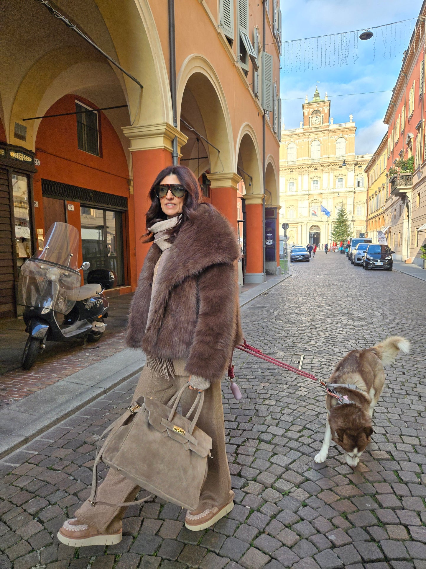 JACQUELINE TORTORA in camoscio